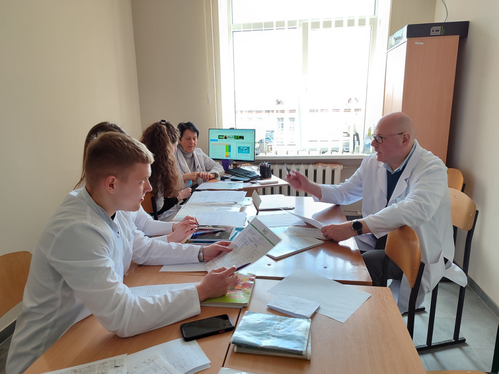Проміжне оцінювання лікарів-інтернів